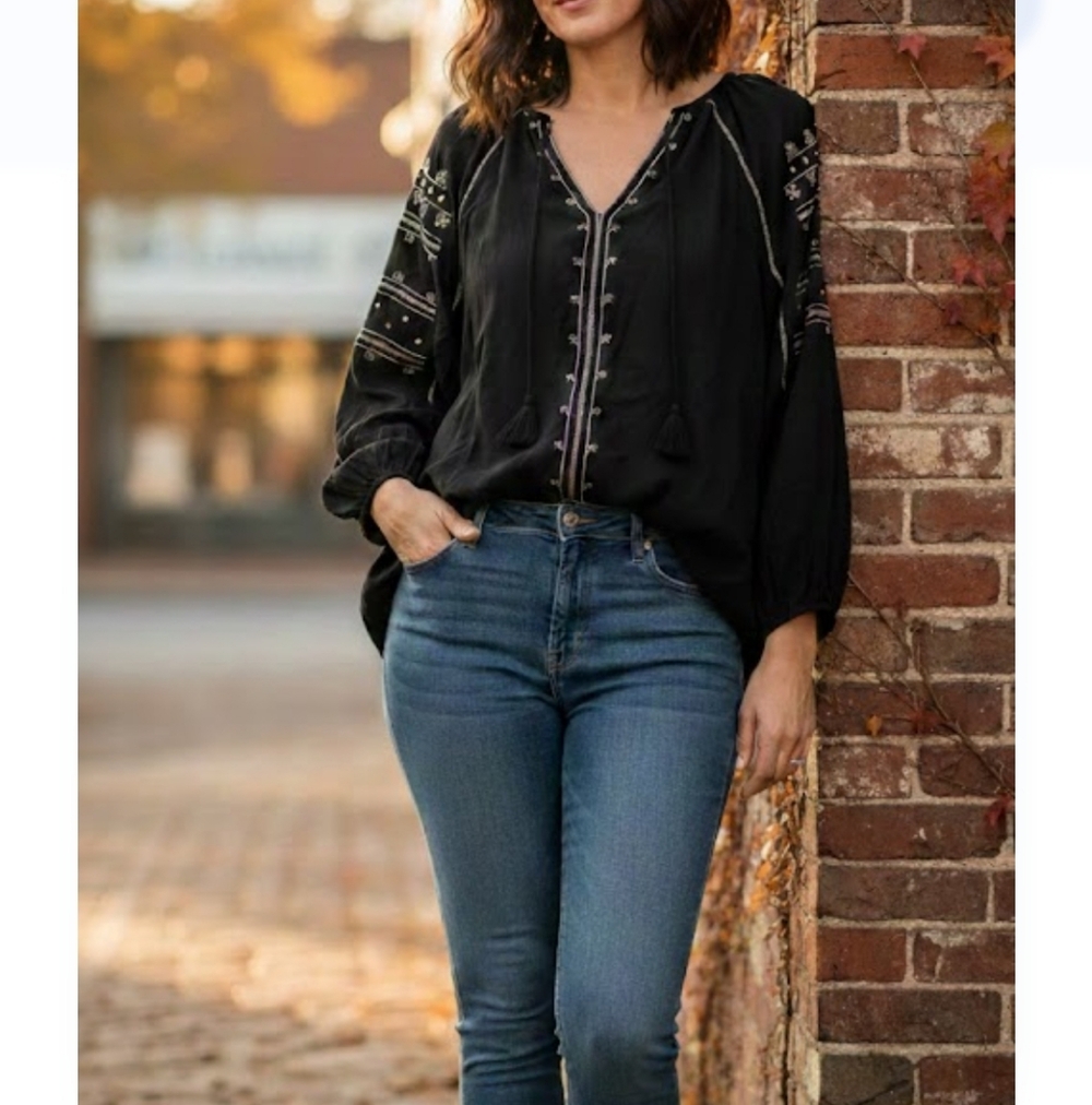 Soho New York Elegant Black Embroidered Blouse
